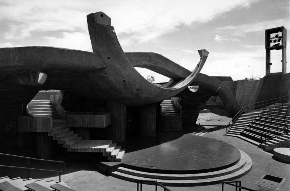 Slipping through the net of a metaphor: SITE SANTA FE // MUCH WIDER THAN A LINE